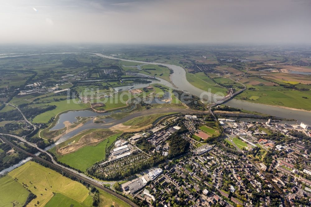 Wesel von oben - Landschaften der neu gestalteten Lippemündung in den Flußverlauf des Rhein bei Wesel im Bundesland Nordrhein-Westfalen