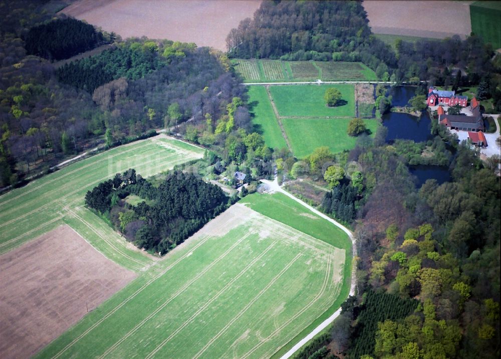 Luftaufnahme Neukirchen-Vluyn - Landschafts - Ensemble des Forsthaus im Vluyner Busch und des Schloßpark zum Wasserschloss Bloemersheim in Neukirchen-Vluyn im Bundesland Nordrhein-Westfalen