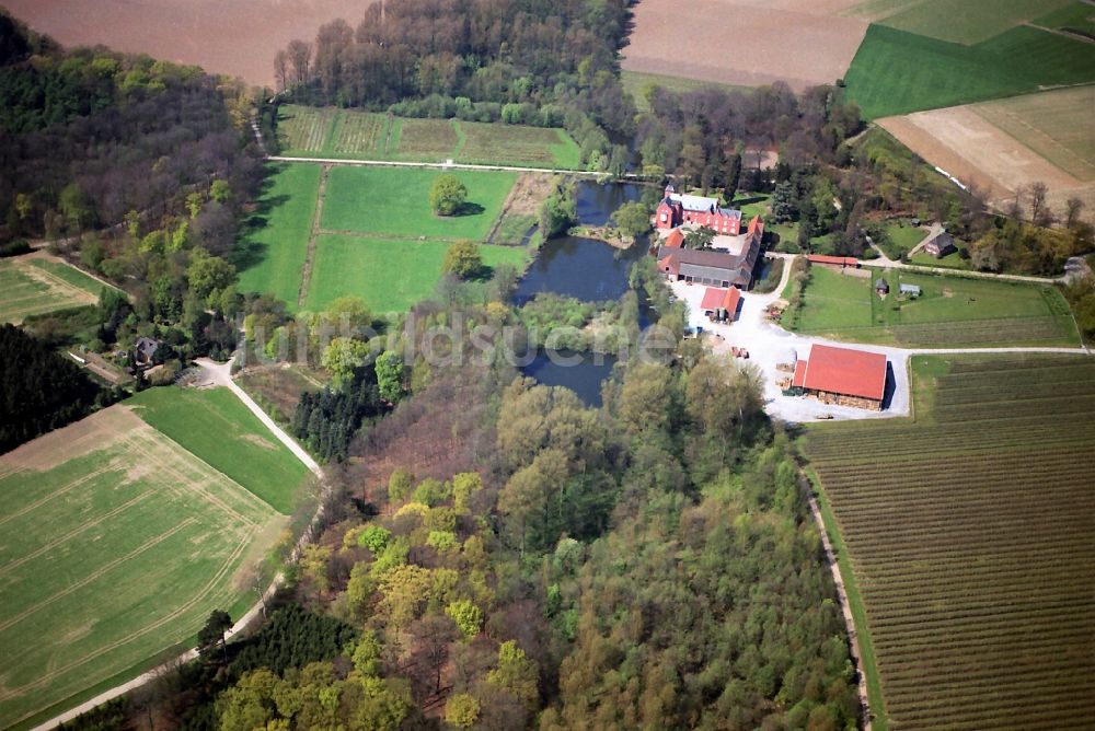 Neukirchen-Vluyn aus der Vogelperspektive: Landschafts - Ensemble des Forsthaus im Vluyner Busch und des Schloßpark zum Wasserschloss Bloemersheim in Neukirchen-Vluyn im Bundesland Nordrhein-Westfalen