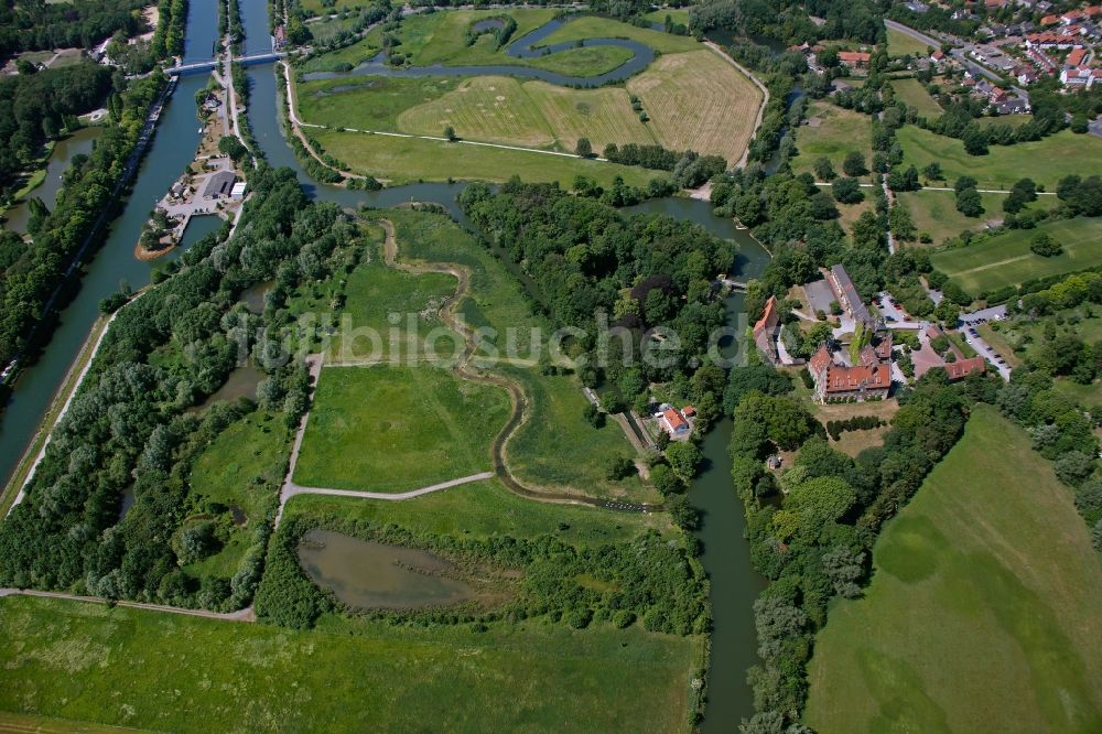 Hamm aus der Vogelperspektive: Landschulheim Schloss Heessen am Flußverlauf der Lippe an den Lippewiesen bei Hamm im Bundesland Nordrhein-Westfalen