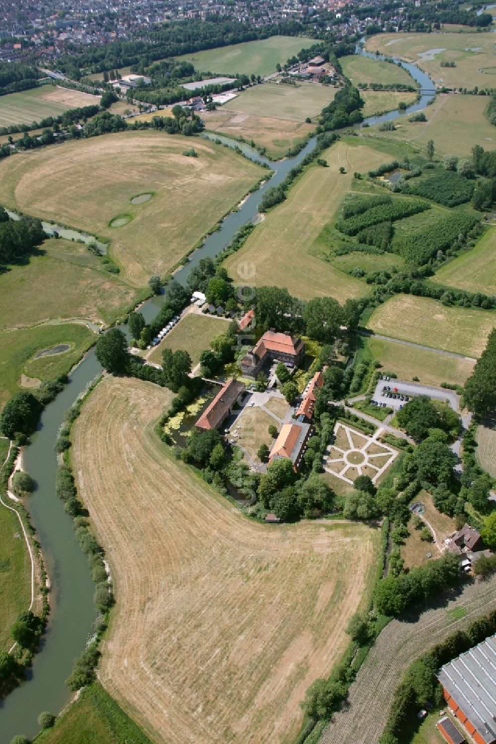 Luftbild Hamm - Landschulheim Schloss Heessen am Flußverlauf der Lippe an den Lippewiesen bei Hamm im Bundesland Nordrhein-Westfalen