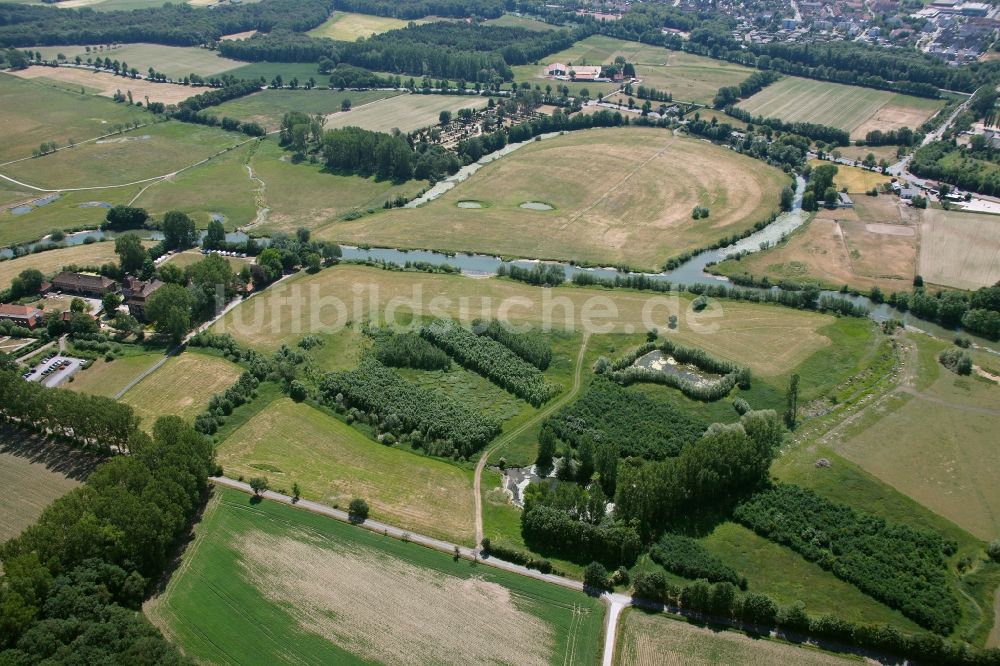 Luftaufnahme Hamm - Landschulheim Schloss Heessen am Flußverlauf der Lippe an den Lippewiesen bei Hamm im Bundesland Nordrhein-Westfalen