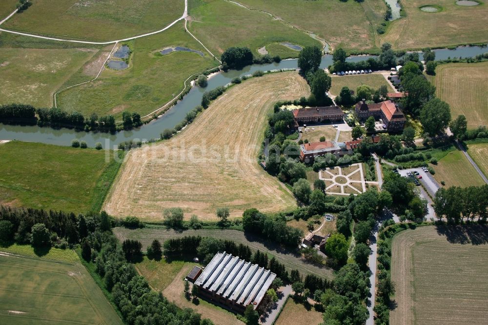 Hamm von oben - Landschulheim Schloss Heessen am Flußverlauf der Lippe an den Lippewiesen bei Hamm im Bundesland Nordrhein-Westfalen