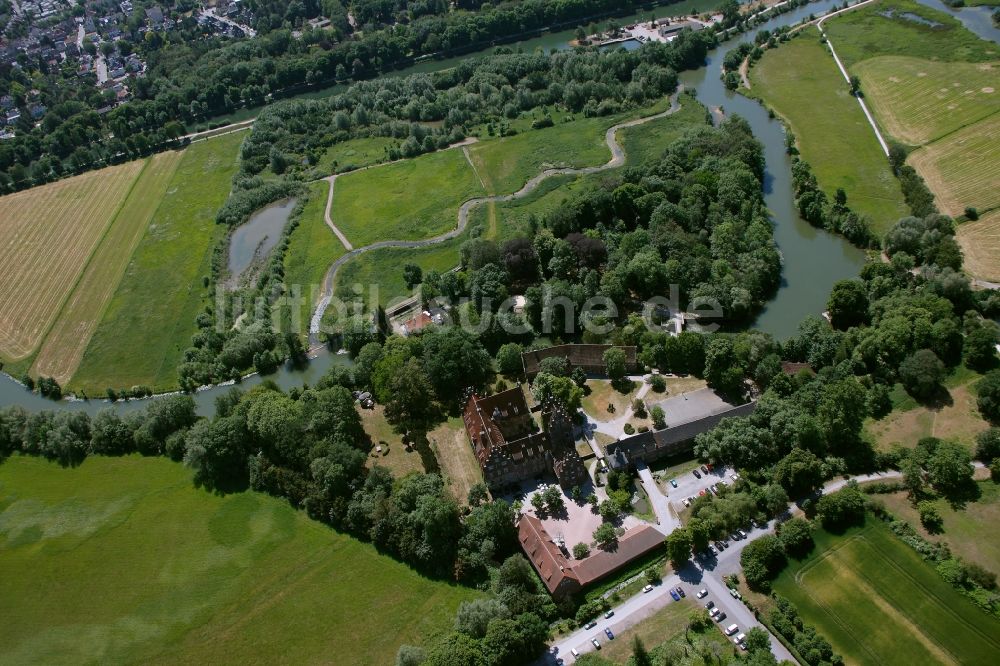 Hamm aus der Vogelperspektive: Landschulheim Schloss Heessen am Flußverlauf der Lippe an den Lippewiesen bei Hamm im Bundesland Nordrhein-Westfalen