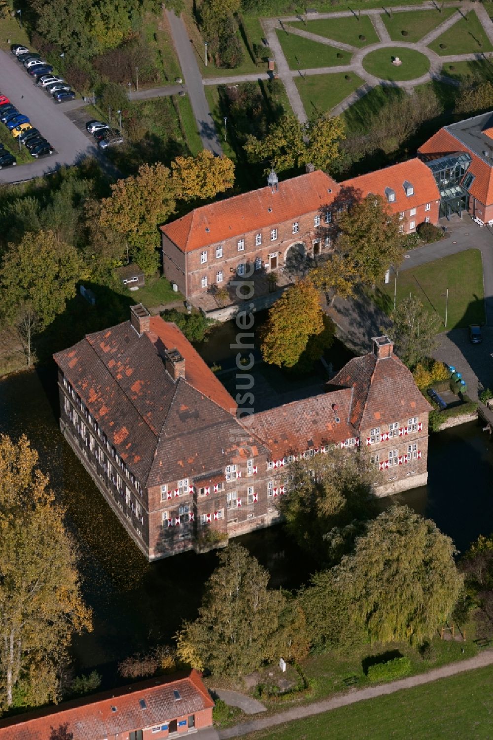 Hamm von oben - Landschulheim Schloss Heessen am Flußverlauf der Lippe an den Lippewiesen bei Hamm im Bundesland Nordrhein-Westfalen