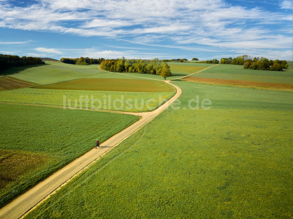 Luftaufnahme Westerheim - Landstraße an einem Feldrand in Westerheim im Bundesland Baden-Württemberg, Deutschland