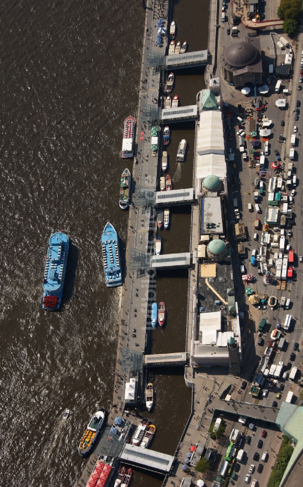 Luftbild Hamburg - Landungsbrücken am Hamburger Hafen