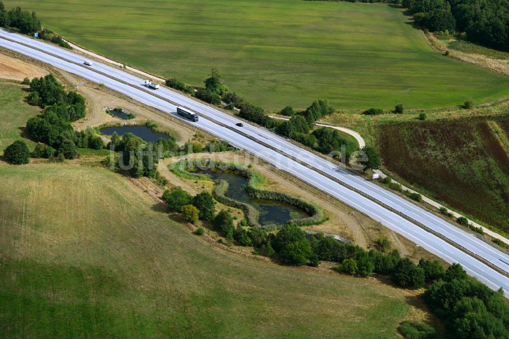 Negernbötel aus der Vogelperspektive: Landwirtschaft am Streckenverlauf der BAB A21 mit angrenzenden Wasserauffangbecken in Negernbötel im Bundesland Schleswig-Holstein, Deutschland