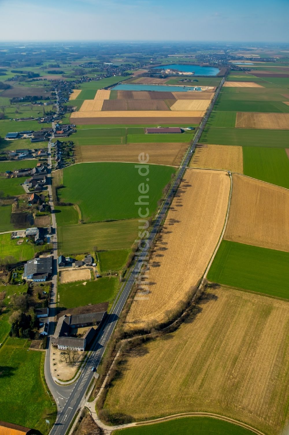 Tönisberg aus der Vogelperspektive: Landwirtschaftliche Felder und Landschaft entlang der Bundesstraße B9 in Tönisberg im Bundesland Nordrhein-Westfalen