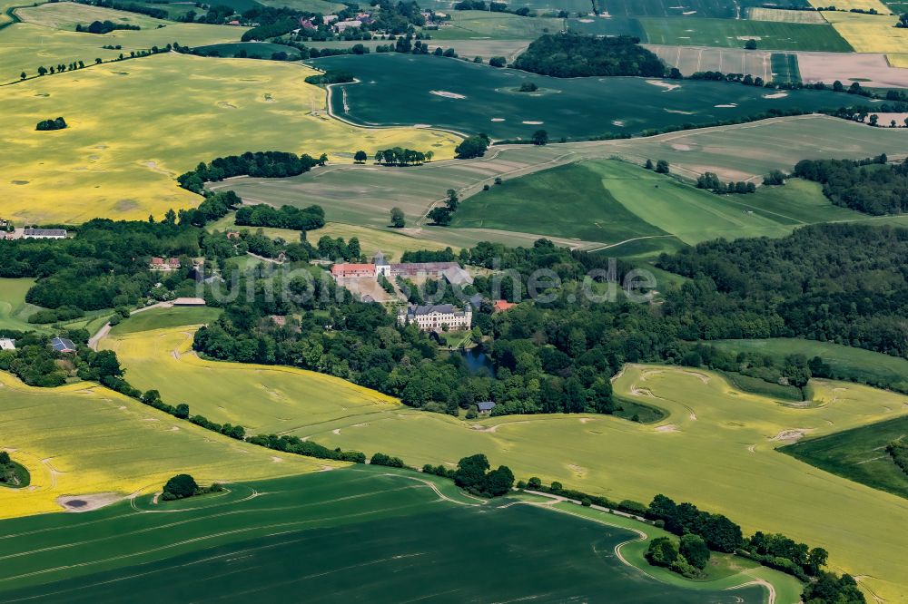 Fargau-Pratjau von oben - Landwirtschaftliche Flächen rund um die Gebäude und Parkanlagen des Gutshauses Schloss Salzau in Fargau-Pratjau im Bundesland Schleswig-Holstein, Deutschland