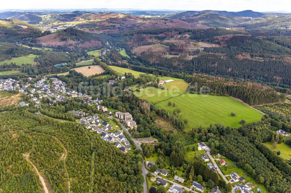 Luftaufnahme Brilon - Landwirtschaftliche Nutzflächen, Feldgrenzen und Dorfkern im Ortsteil Gudenhagen in Brilon im Bundesland Nordrhein-Westfalen, Deutschland