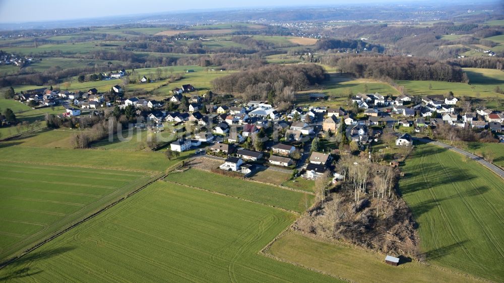 Hennef (Sieg) aus der Vogelperspektive: Landwirtschaftliche Nutzflächen und Feldgrenzen umsäumen das Siedlungsgebiet des Dorfes in Kurscheid im Bundesland Nordrhein-Westfalen, Deutschland