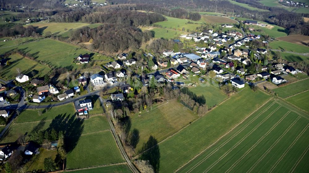 Luftbild Hennef (Sieg) - Landwirtschaftliche Nutzflächen und Feldgrenzen umsäumen das Siedlungsgebiet des Dorfes in Kurscheid im Bundesland Nordrhein-Westfalen, Deutschland