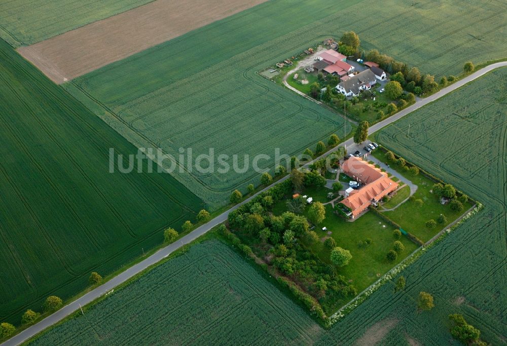 Luftaufnahme Vipperow - Landwirtschafts- Gehöfte auf Feldern an der Bundesstraße B198 bei Vipperow im Bundesland Mecklenburg-Vorpommern