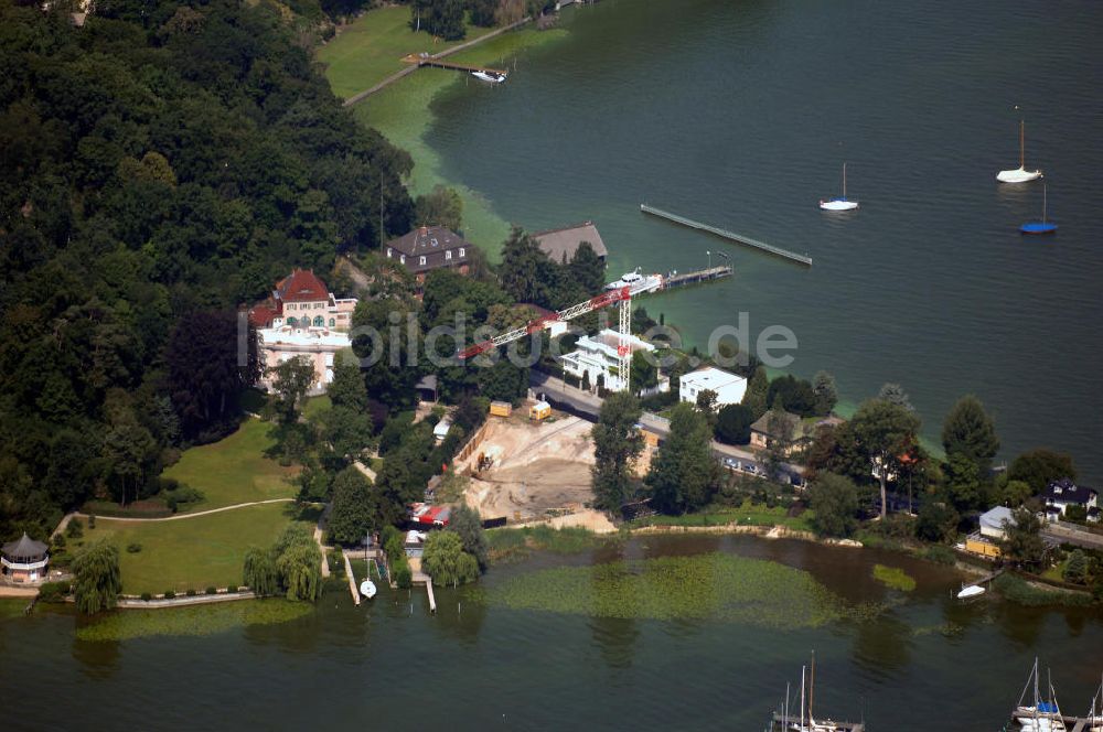 Berlin aus der Vogelperspektive: Landzugang an der Inselstrasse auf der Insel Schwanenwerder in Berlin - Wannsee