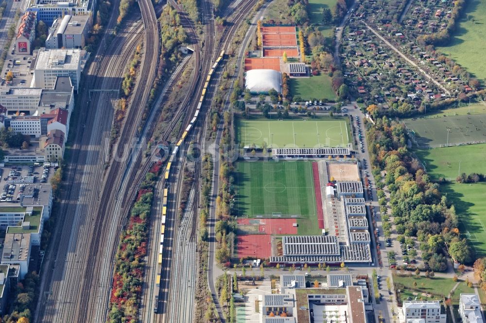 München von oben - Langer Güterzug auf mehrspuriger Gleisstrecke in München Laim im Bundesland Bayern