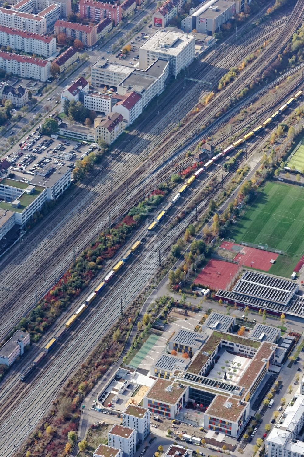 Luftbild München - Langer Güterzug auf mehrspuriger Gleisstrecke in München Laim im Bundesland Bayern