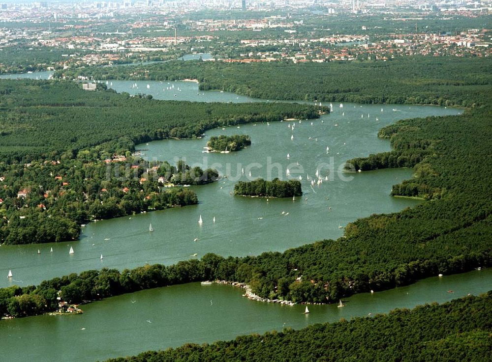 Luftaufnahme Berlin - Köpenick - Langer See bei Berlin - Köpenick - beliebtes Wassersportausflugsziel der Berliner.