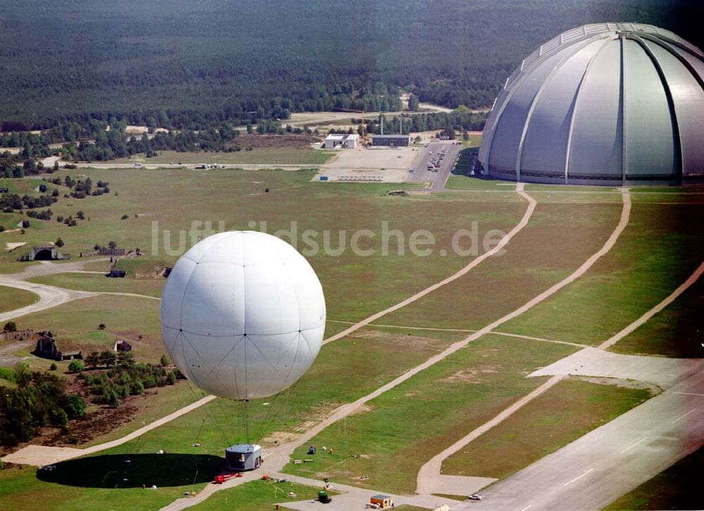 Luftbild Brand / Brandenburg - Lastenballon auf dem Gelände der fertigen Chargolifterhalle in Brand / BRB.