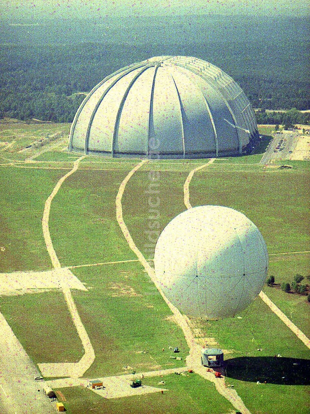 Luftaufnahme Brand / Brandenburg - Lastenballon auf dem Gelände der fertigen Chargolifterhalle in Brand / BRB.