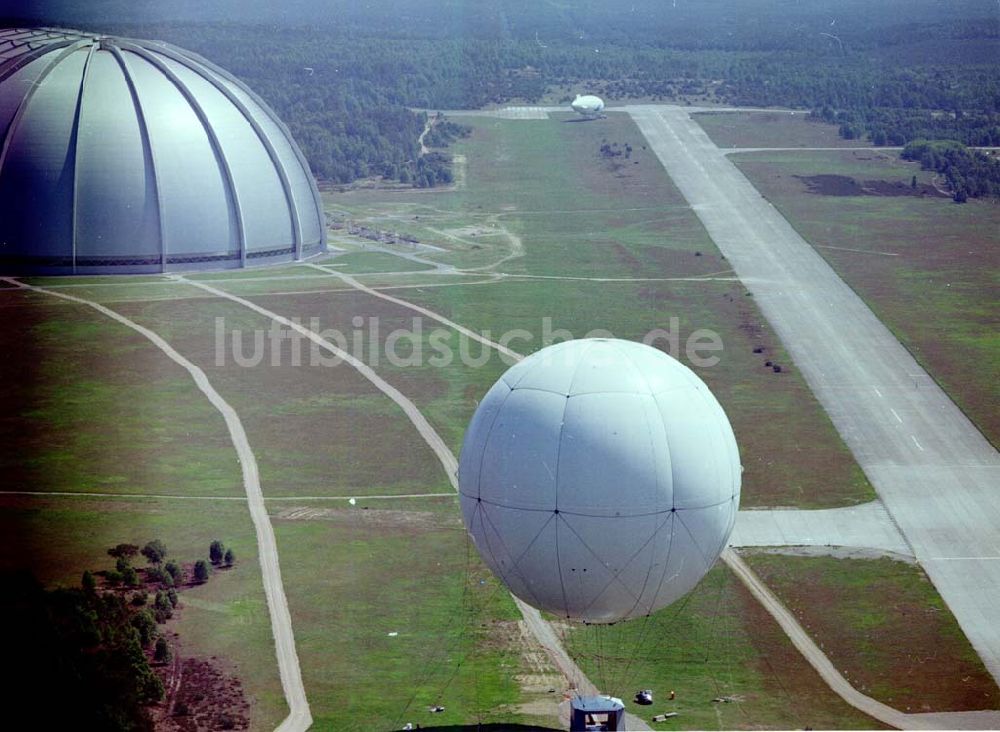 Brand / Brandenburg aus der Vogelperspektive: Lastenballon auf dem Gelände der fertigen Chargolifterhalle in Brand / BRB.