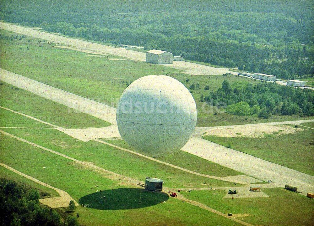 Brand / Brandenburg aus der Vogelperspektive: Lastenballon auf dem Gelände der fertigen Chargolifterhalle in Brand / BRB.