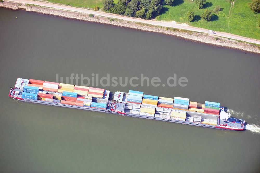 ELTVILLE AM RHEIN aus der Vogelperspektive: Lastkahn beim Güter- und Containertransport auf dem Rhein an der Mariannenaue bei Eltville in Hessen