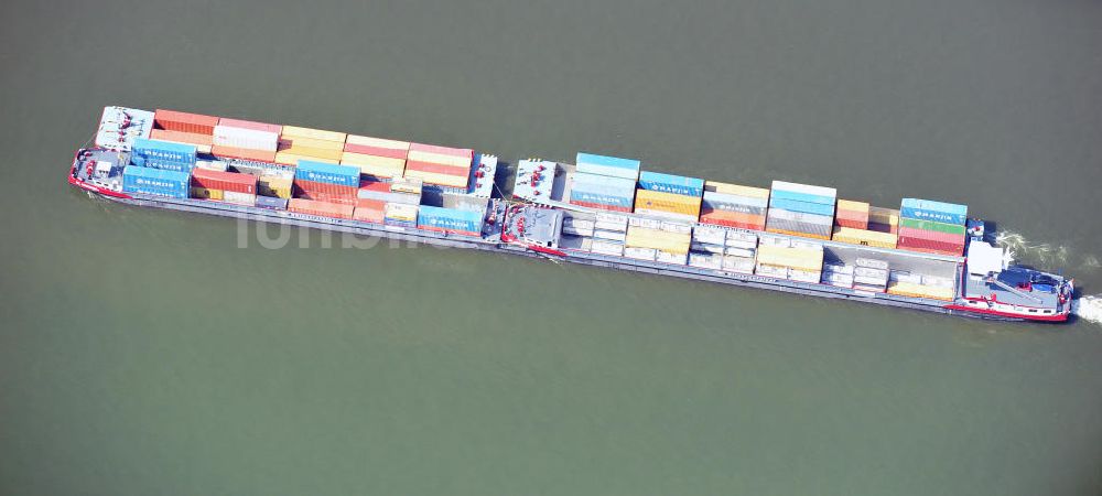 Luftbild ELTVILLE AM RHEIN - Lastkahn beim Güter- und Containertransport auf dem Rhein an der Mariannenaue bei Eltville in Hessen