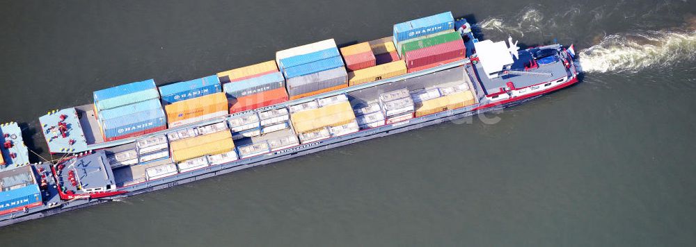 ELTVILLE AM RHEIN von oben - Lastkahn beim Güter- und Containertransport auf dem Rhein an der Mariannenaue bei Eltville in Hessen