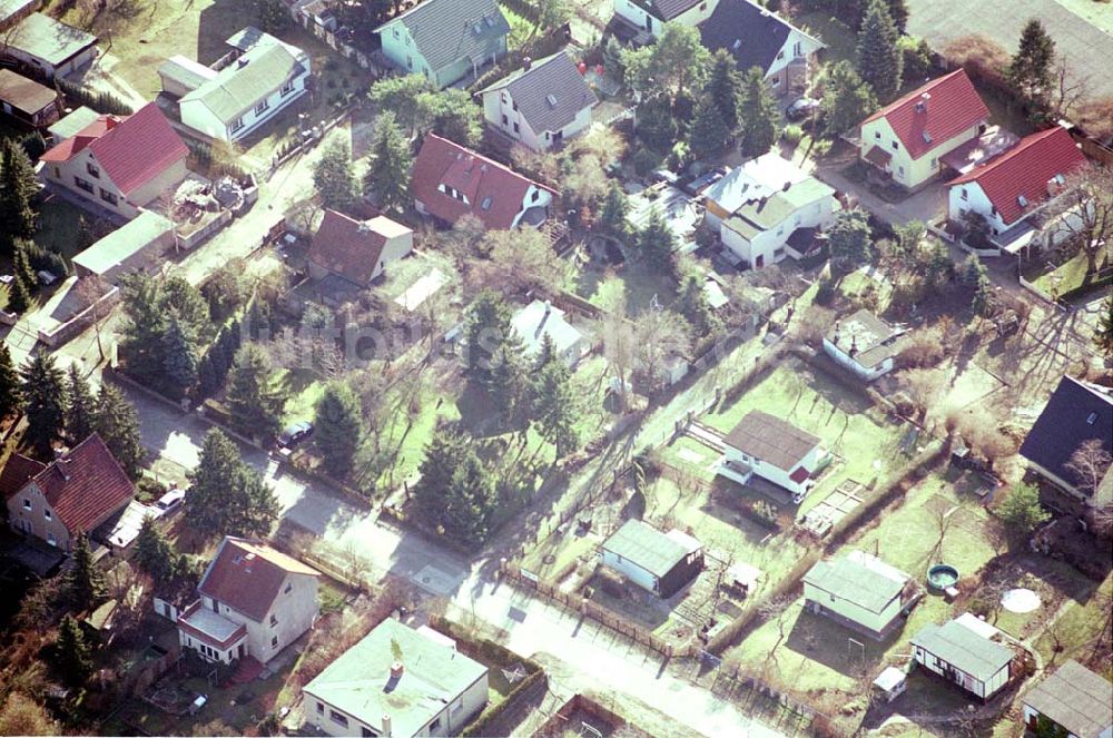 Luftaufnahme Berlin-Mahlsdorf - Laubenkolonie an der Lenbachstraße an der Wuhle südlich der B1 in Berlin Mahlsdorf