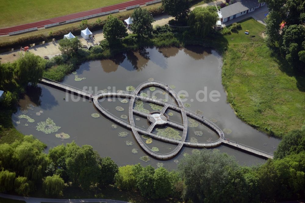 Rathenow aus der Vogelperspektive: Laufbrücken- Installation im Karpfenteich zur Bundesgartenschau 2015 in Rathenow im Bundesland Brandenburg