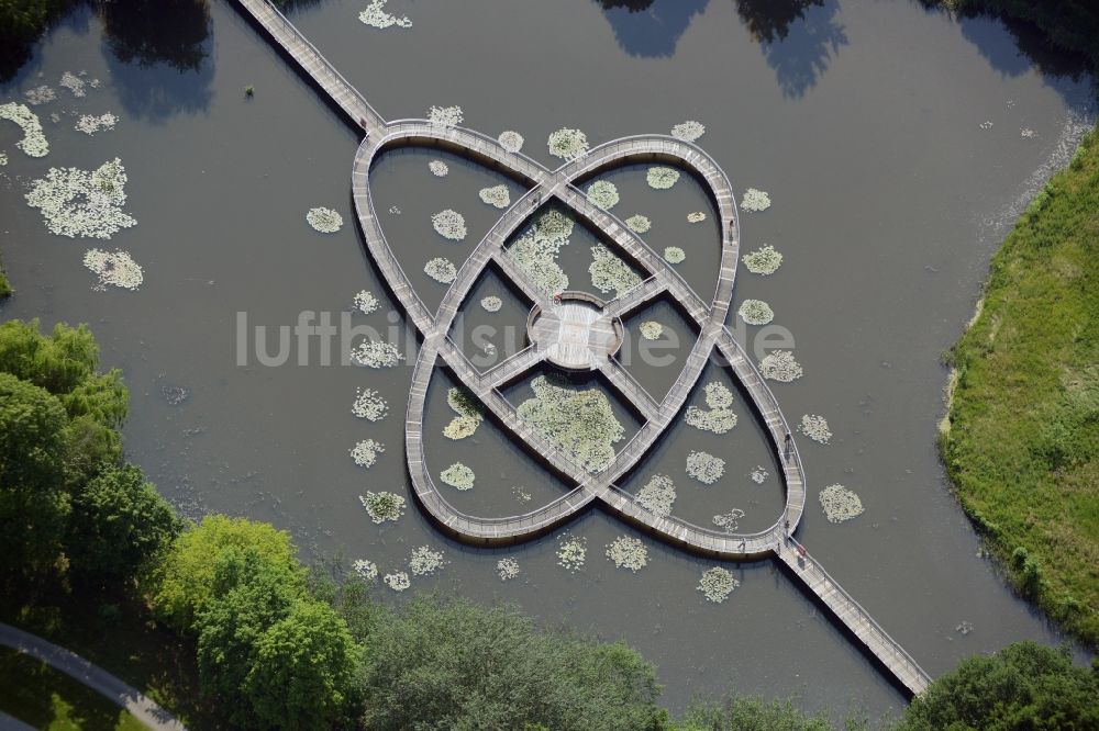 Luftbild Rathenow - Laufbrücken- Installation im Karpfenteich zur Bundesgartenschau 2015 in Rathenow im Bundesland Brandenburg