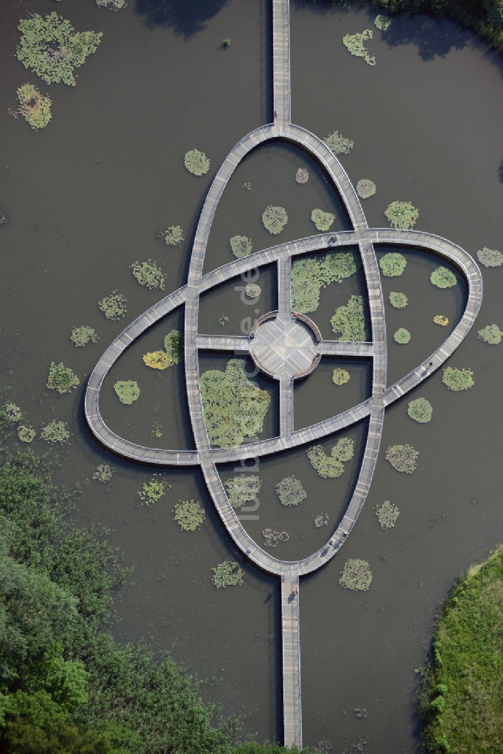 Rathenow von oben - Laufbrücken- Installation im Karpfenteich zur Bundesgartenschau 2015 in Rathenow im Bundesland Brandenburg