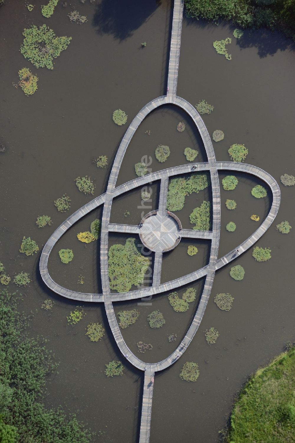 Luftaufnahme Rathenow - Laufbrücken- Installation im Karpfenteich zur Bundesgartenschau 2015 in Rathenow im Bundesland Brandenburg