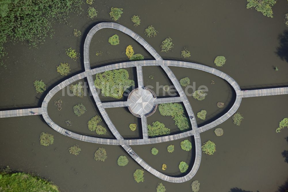 Rathenow von oben - Laufbrücken- Installation im Karpfenteich zur Bundesgartenschau 2015 in Rathenow im Bundesland Brandenburg