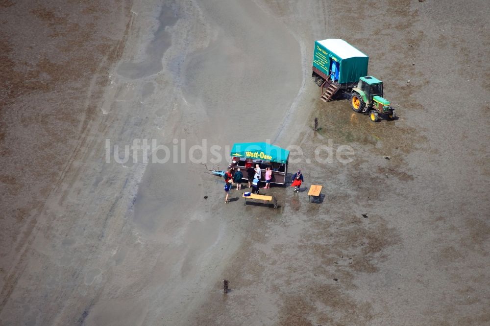 Neuwerk von oben - Laufen, Spaziergang , Reiten und Fahren mit Wattenwagen am Strand des Wattenmeer der Nordsee - Küstenlandschaft entlang der Insel Neuwerk 