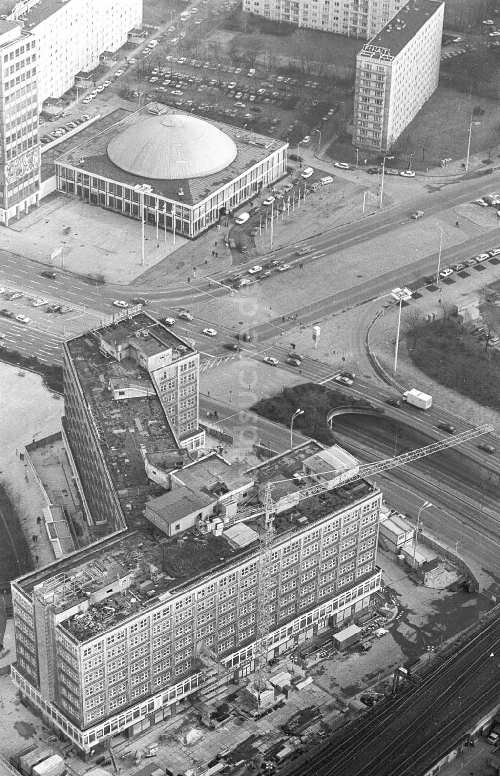 Berlin von oben - LBA vom Berliner Fernsehturm aus Berolina Haus 10.02.1993