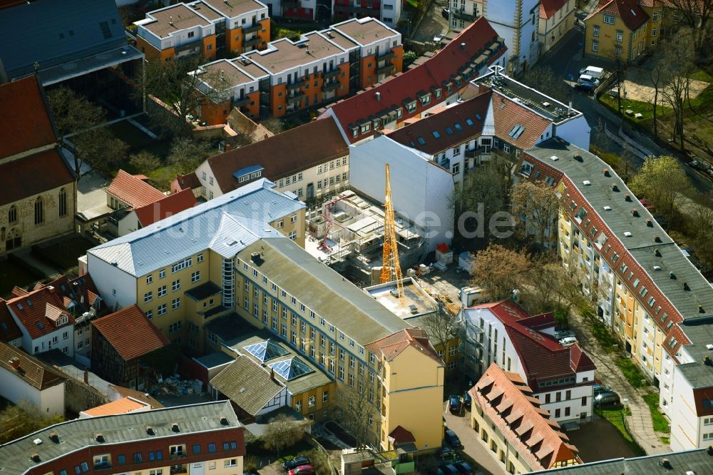 Luftaufnahme Erfurt - Lückenbebauung entlang der Mehrfamilienhaus- Wohnhaus- Siedlung an der Augustinerstraße im Ortsteil Altstadt in Erfurt im Bundesland Thüringen, Deutschland