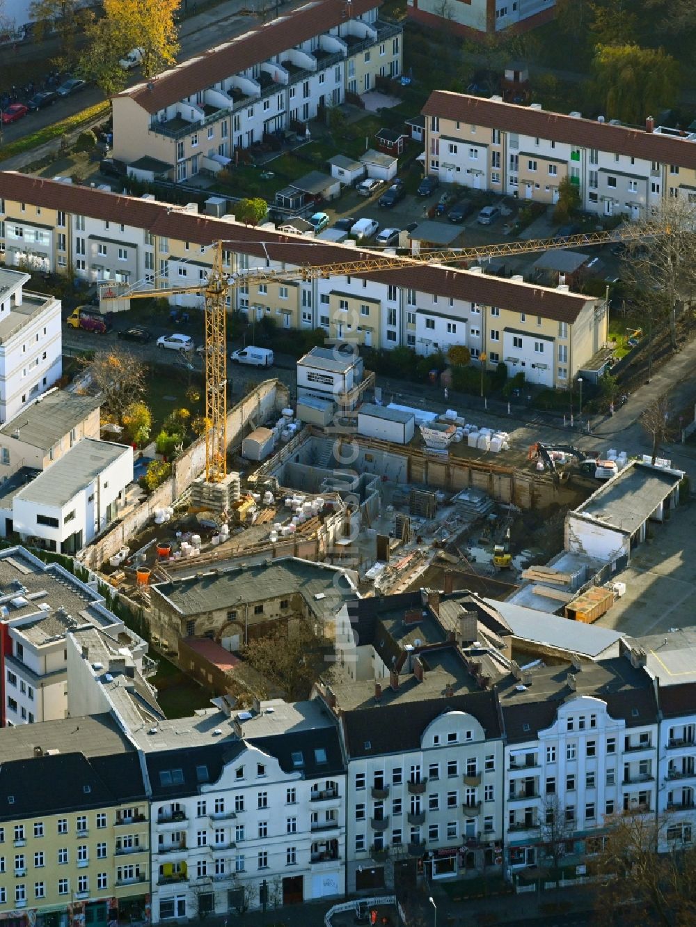 Luftaufnahme Berlin - Lückenbebauung entlang der Mehrfamilienhaus- Wohnhaus- Siedlung am Berkenbrücker Steig im Ortsteil Hohenschönhausen in Berlin, Deutschland