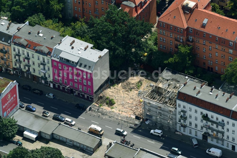 Berlin aus der Vogelperspektive: Lückenbebauung entlang der Mehrfamilienhaus- Wohnhaus- Siedlung entlang der Silbersteinstraße im Ortsteil Neukölln in Berlin, Deutschland