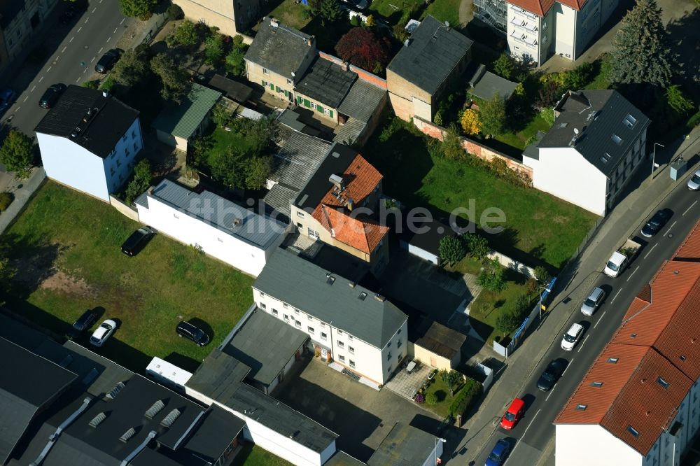 Luftaufnahme Bernau - Lückenbebauung entlang der Mehrfamilienhaus- Wohnhaus- Siedlung Lohnmühlenstraße - Weinbergstraße in Bernau im Bundesland Brandenburg, Deutschland