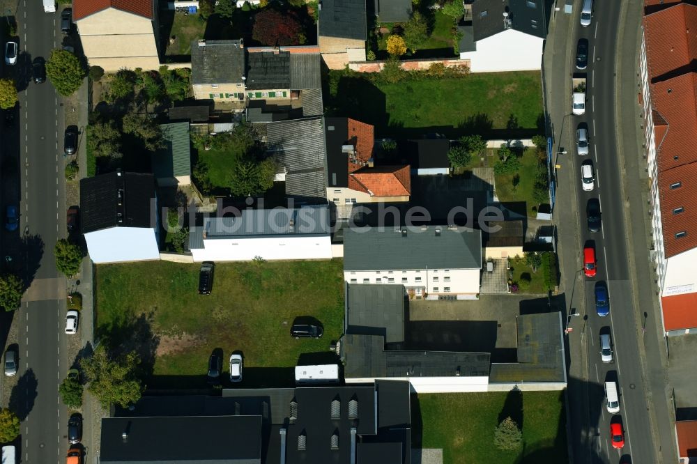 Bernau von oben - Lückenbebauung entlang der Mehrfamilienhaus- Wohnhaus- Siedlung Lohnmühlenstraße - Weinbergstraße in Bernau im Bundesland Brandenburg, Deutschland