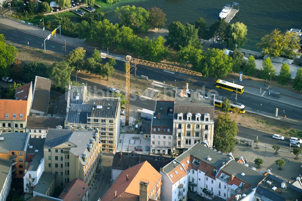 Luftaufnahme Berlin - Lückenbebauung entlang der Mehrfamilienhaus- Wohnhaus- Siedlung Müggelheimer Straße - Grünstraße im Ortsteil Köpenick in Berlin, Deutschland