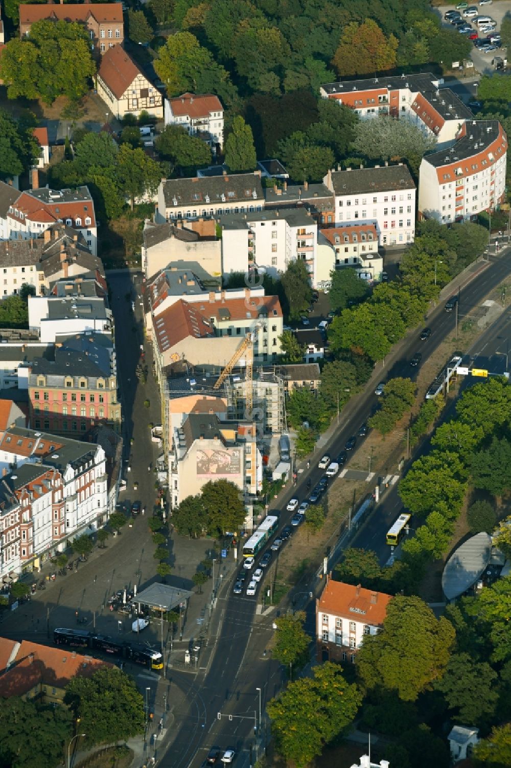 Luftaufnahme Berlin - Lückenbebauung entlang der Mehrfamilienhaus- Wohnhaus- Siedlung Müggelheimer Straße - Grünstraße im Ortsteil Köpenick in Berlin, Deutschland