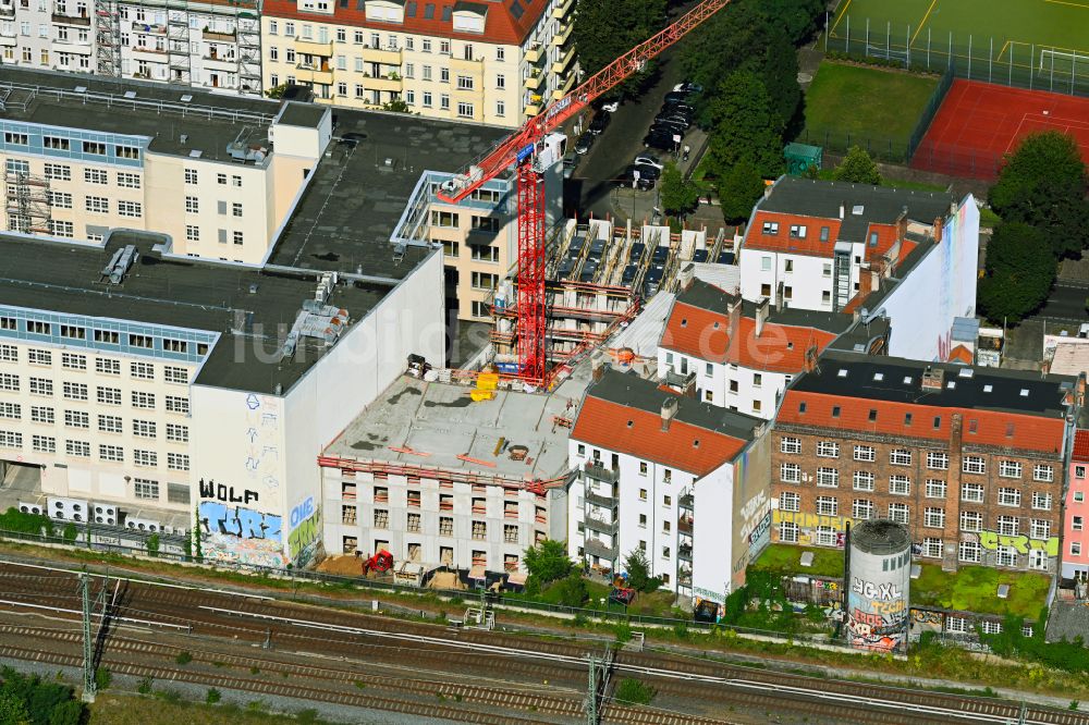 Berlin von oben - Lückenbebauung entlang der Mehrfamilienhaus- Wohnhaus- Siedlung im Ortsteil Friedrichshain in Berlin, Deutschland