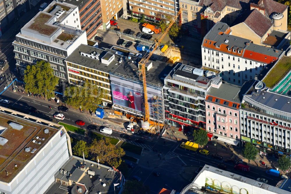 Berlin von oben - Lückenbebauung entlang der Mehrfamilienhaus- Wohnhaus- Siedlung Tauentzienstraße in Berlin, Deutschland