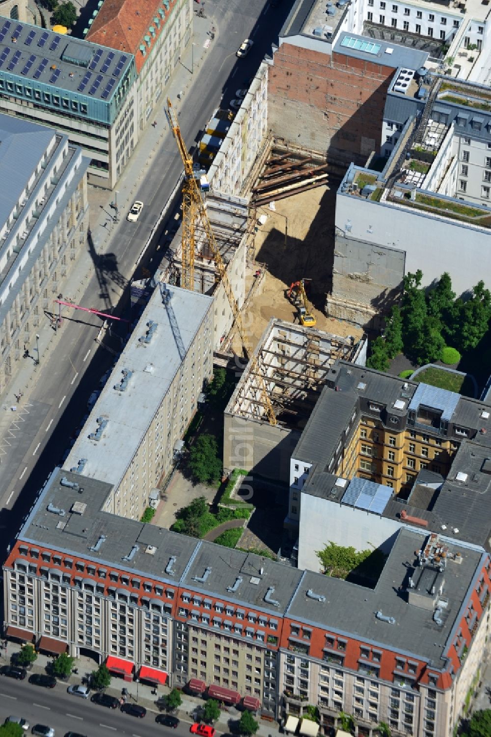 Luftbild Berlin Mitte - Lückenschluß - Baustelle für ein Wohn- und Geschäftshaus an der Französischen Straße in Berlin Mitte