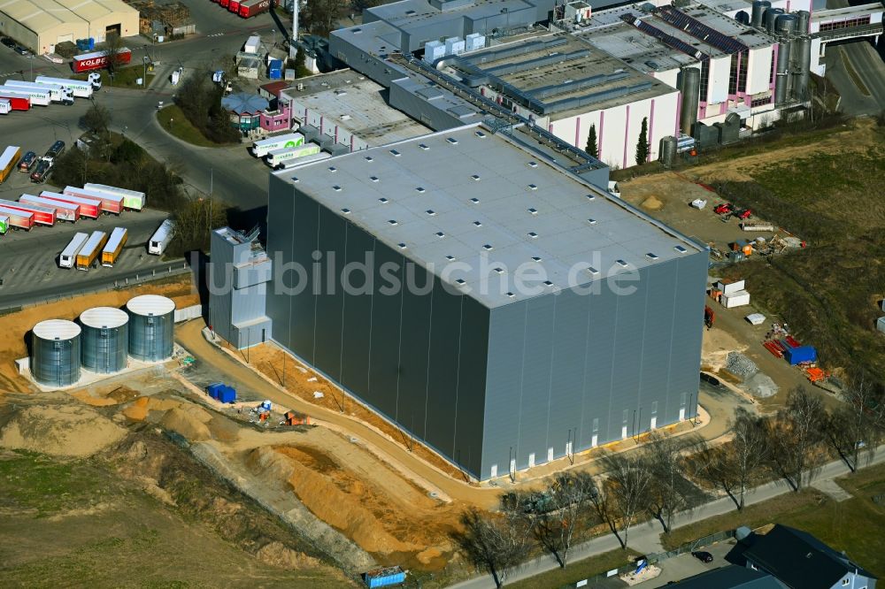 Aretsried von oben - Lebensmittel- Hersteller der Molkerei Alois Müller GmbH & Co. KG in Aretsried im Bundesland Bayern, Deutschland