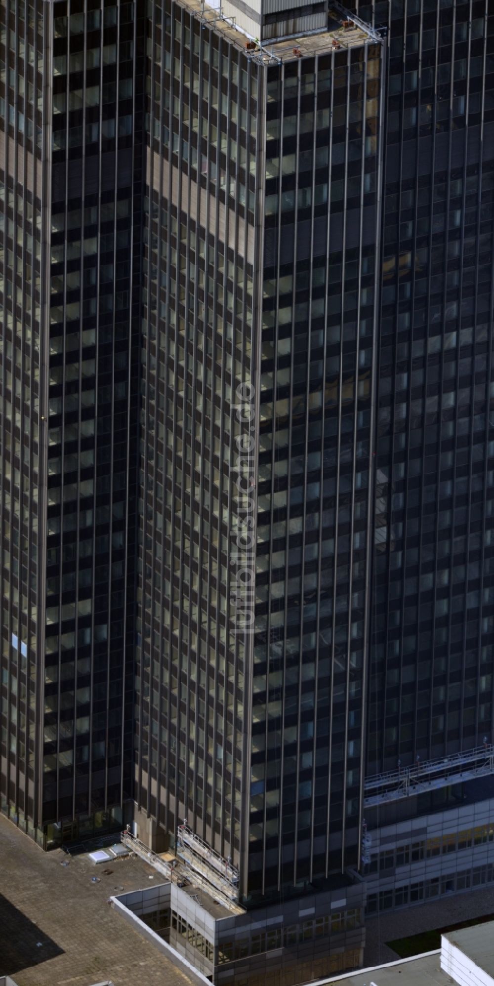 Luftaufnahme Berlin - Leer stehendes Hochhaus Steglitzer Kreisel in Berlin- Steglitz