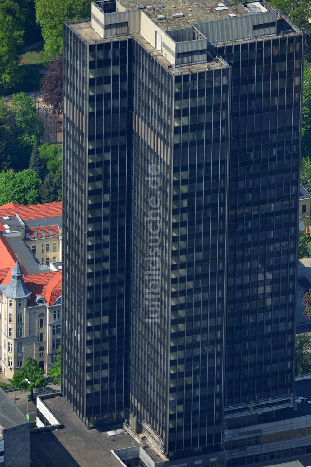 Luftbild Berlin - Leer stehendes Hochhaus Steglitzer Kreisel in Berlin- Steglitz